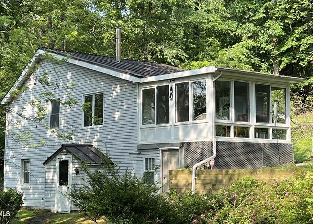 Property at 5 Robbins Ave, Troy, NY 12180, 2 beds, 1.5 baths