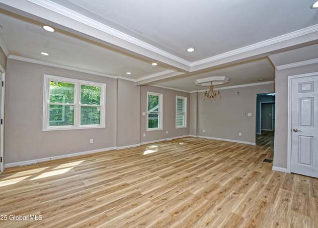 Property at 1095 Palmer Ave, Niskayuna, NY 12309, 3 beds, 1.5 baths