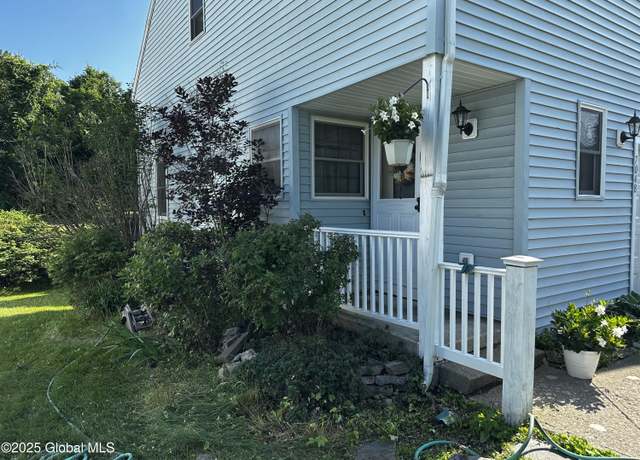 Property at 7048 Suzanne Ln, Guilderland, NY 12303, 2 beds, 1.5 baths