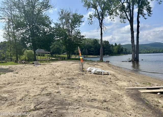 Property at 105 Paradise Mnr, Mayfield, NY 12117, 4 beds, 3.5 baths