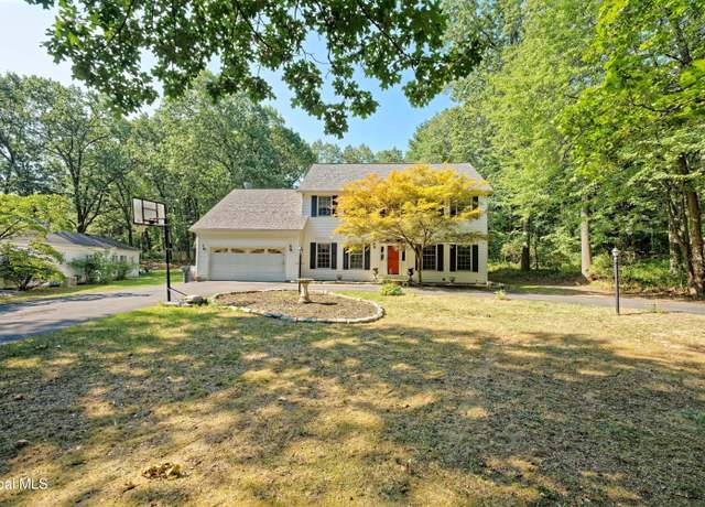 Property at 4 N Sage Hill Ln, Menands, NY 12204, 4 beds, 3 baths