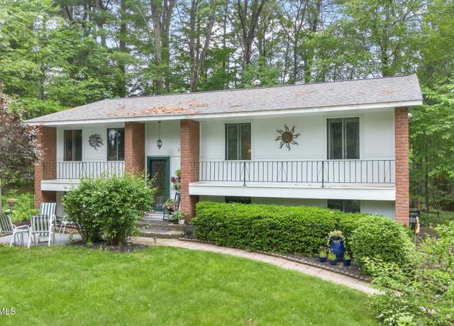 Property at 22 Sylvan Ct, Clifton Park, NY 12065, 3 beds, 1.5 baths