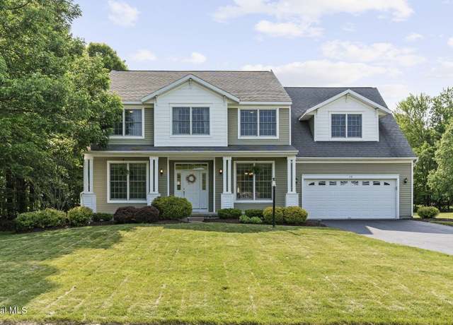 Property at 28 Sterling Heights Dr, Clifton Park, NY 12065, 5 beds, 2.5 baths