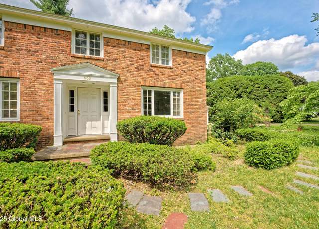 Property at 805 Karenwald Ln, Schenectady, NY 12309, 4 beds, 2.5 baths
