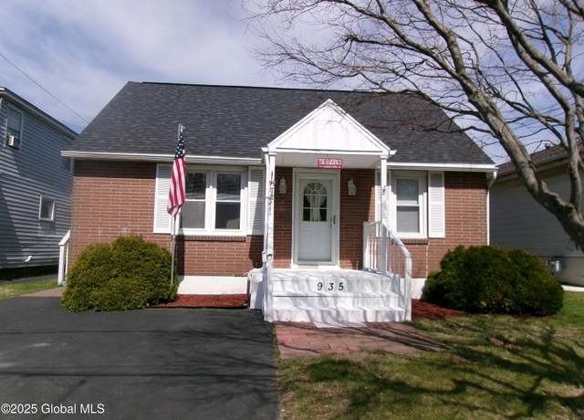 Property at 935 Marion Ave, Schenectady, NY 12303, 2 beds, 1.5 baths