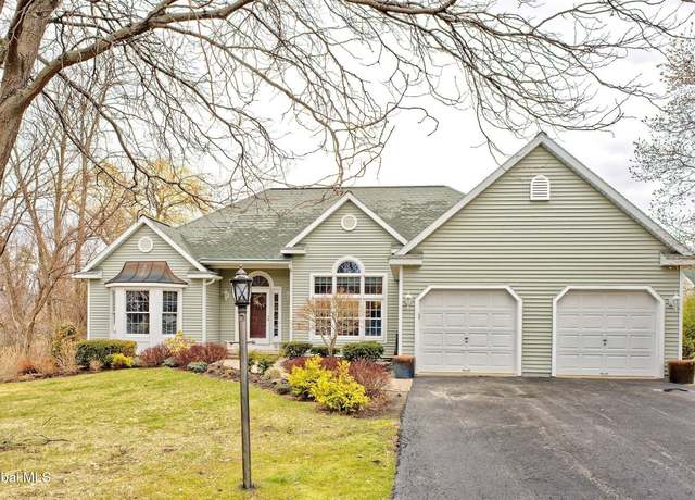 Property at 28 Greyledge Dr, Albany, NY 12211, 3 beds, 2 baths