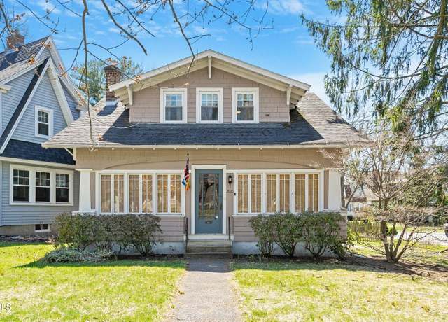 Property at 2100 Grand Blvd, Niskayuna, NY 12309, 4 beds, 1.5 baths