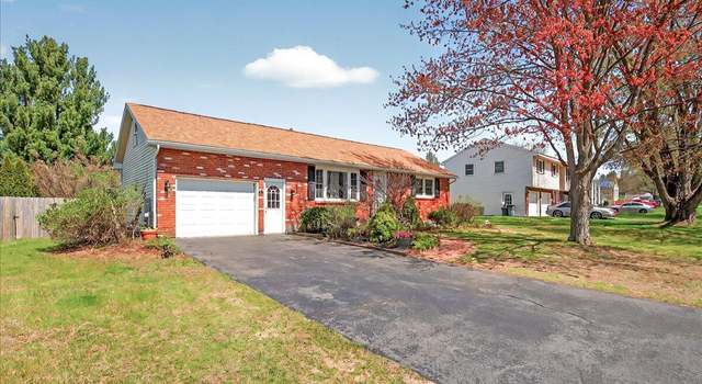 Photo of 6 Concord Dr, Colonie, NY 12309