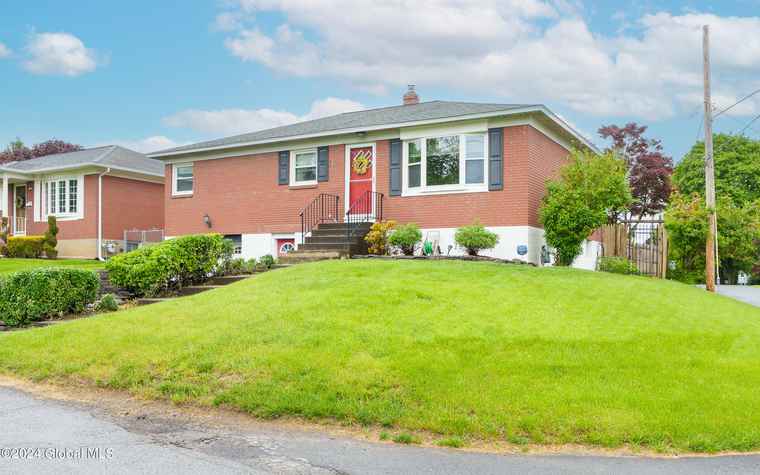 Photo of 122 Russell Rd Albany, NY 12203