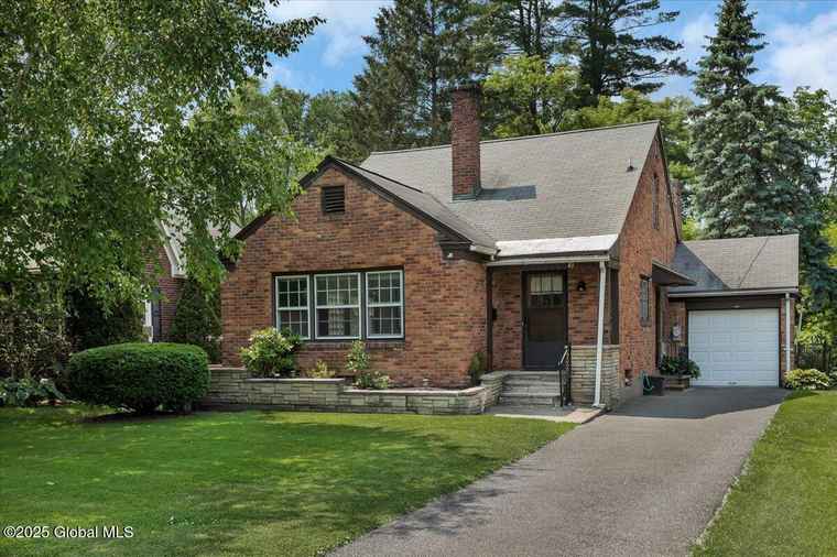 Photo of 43 Crescent Dr Albany, NY 12208