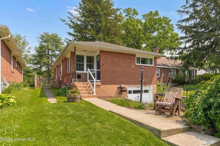 Photo of 15 Marlborough Ct Albany, NY 12209