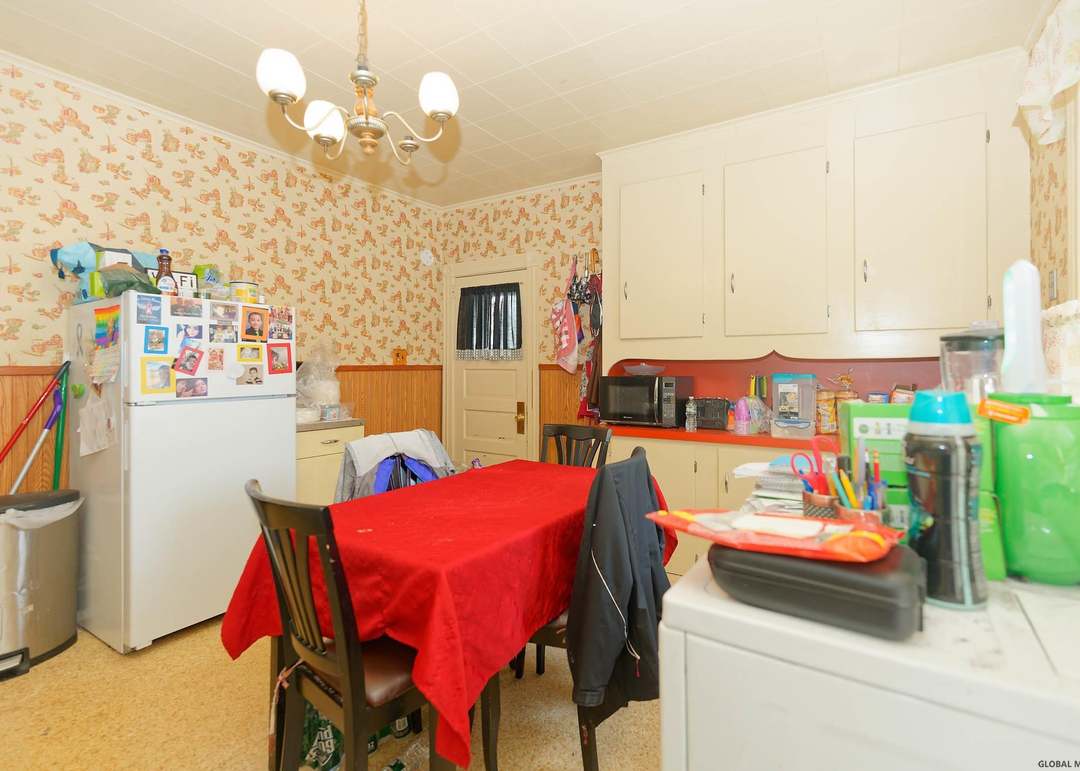 258-1/2 Division St, Amsterdam, NY 12212