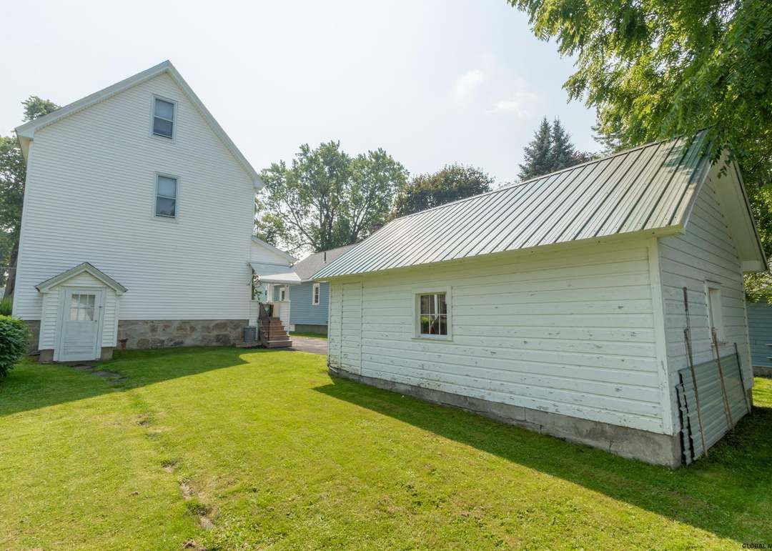 11 Parkwood Ave, Johnstown, NY 12095