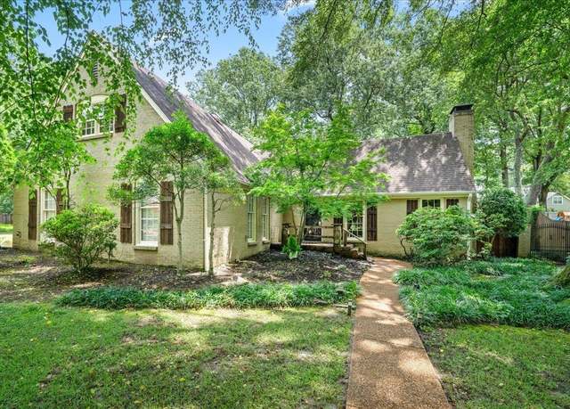 Property at 1380 Poplar Estates Pkwy, Germantown, TN 38138, 5 beds, 3 baths