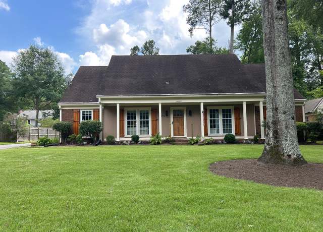 Property at 8025 Farmington Blvd, Germantown, TN 38138, 3 beds, 2 baths