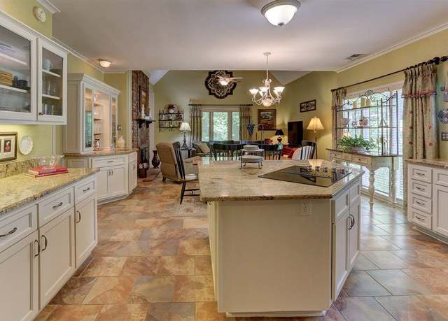 Property at 2994 Oakleigh Ln, Germantown, TN 38138, 4 beds, 2.5 baths