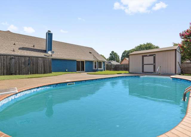 Property at 439 Spruce Glen Dr, Cordova, TN 38018, 5 beds, 3 baths