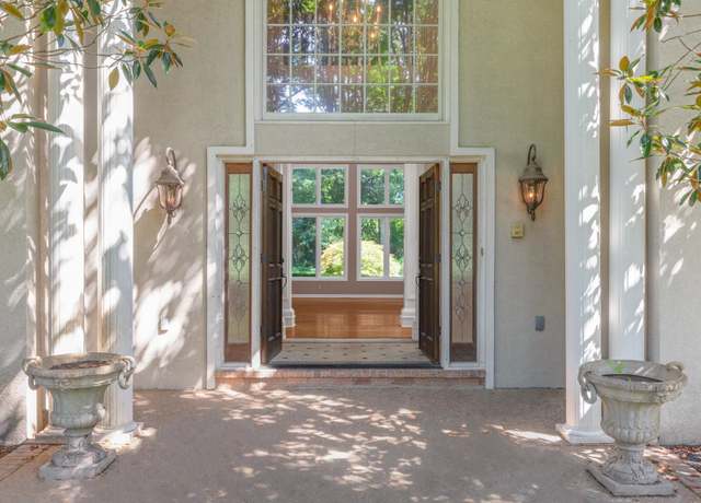 Property at 7570 Chapel Ridge Dr, Memphis, TN 38016, 5 beds, 4.5 baths