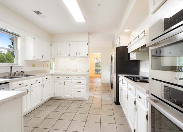 Property at 7251 Jermyn Cv, Germantown, TN 38138, 4 beds, 3.5 baths