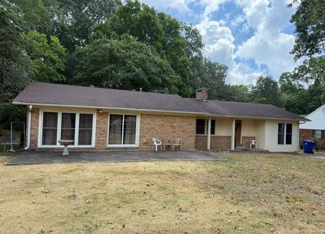Property at 30 Blount Dr, Savannah, TN 38372, 3 beds, 2 baths