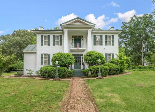 Property at 418 Oak St, Somerville, TN 38068, 4 beds, 3.5 baths