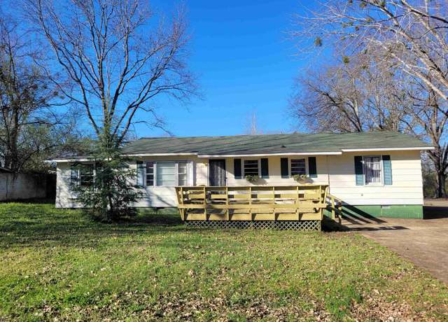 Property at 135 Beech St, Savannah, TN 38372-2108, 3 beds, 3 baths