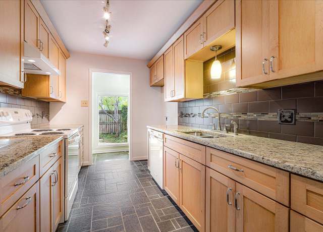 Property at 6940 Amberly Rd #6940, Memphis, TN 38119, 2 beds, 2.5 baths