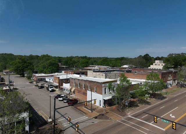 Property at 132 W Court Ave, Selmer, TN 38375, 2 beds, 3 baths