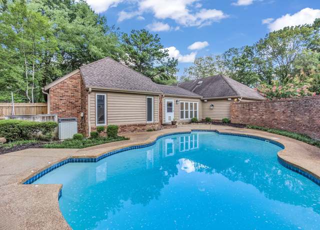Property at 2431 Yester Oaks Dr, Germantown, TN 38139, 4 beds, 2.5 baths
