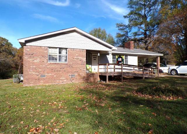 Property at 13 Lakeview Dr, Selmer, TN 38375, 3 beds, 1.5 baths