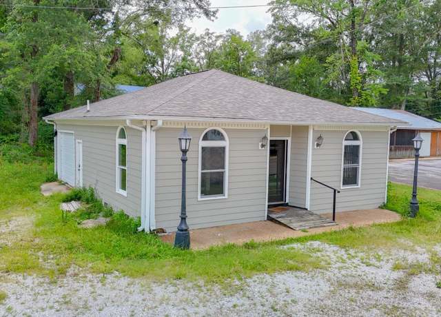 Property at 800 E E Quitman St St, Iuka, MS 38852, 2 beds, 0.5 baths