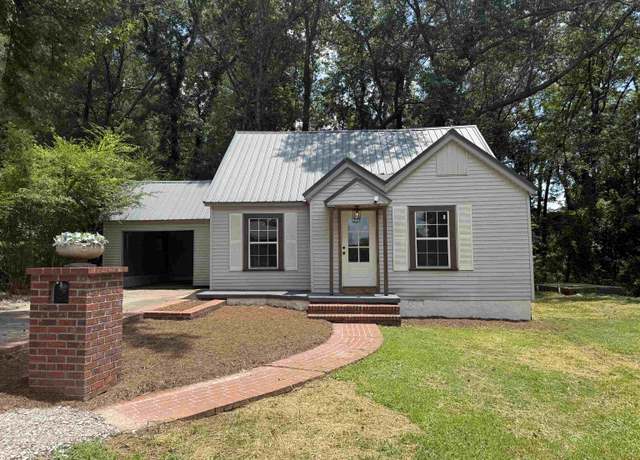 Property at 255 Woodlawn Pl, Selmer, TN 38375-1740, 3 beds, 2 baths