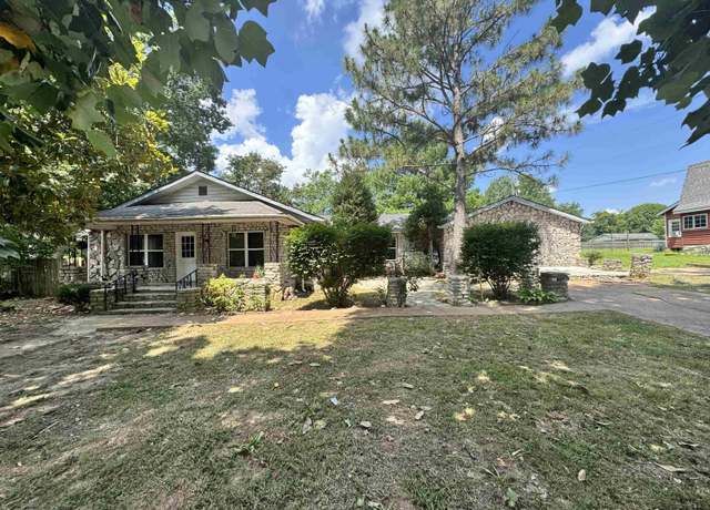 Property at 700 Harbert Dr, Savannah, TN 38372, 5 beds, 3 baths