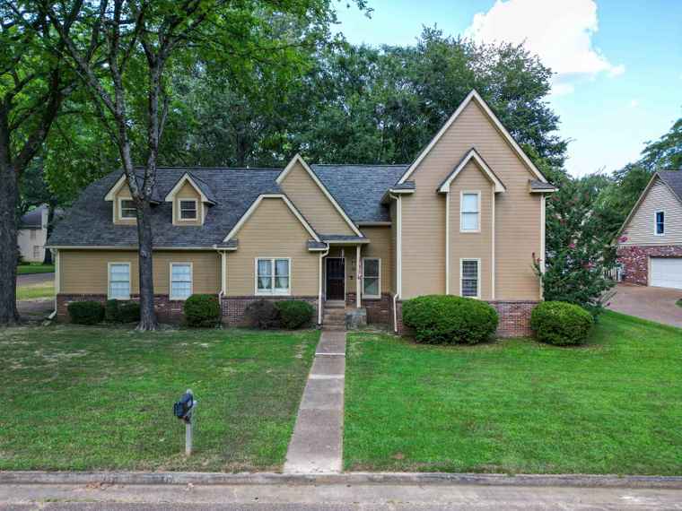 Photo of 510 Old Oak Ln Collierville, TN 38017