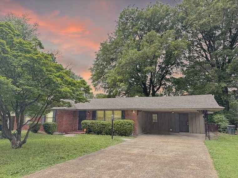 Photo of 3827 Graceland Dr Memphis, TN 38116