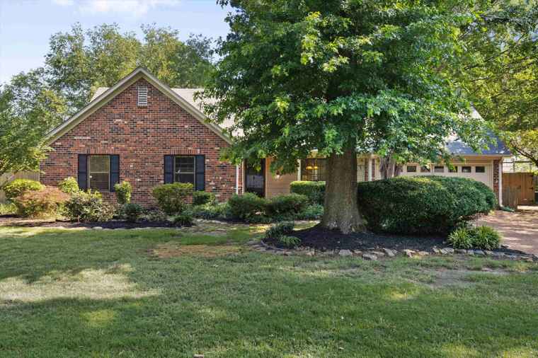 Photo of 8030 Sunny Creek Dr Germantown, TN 38138