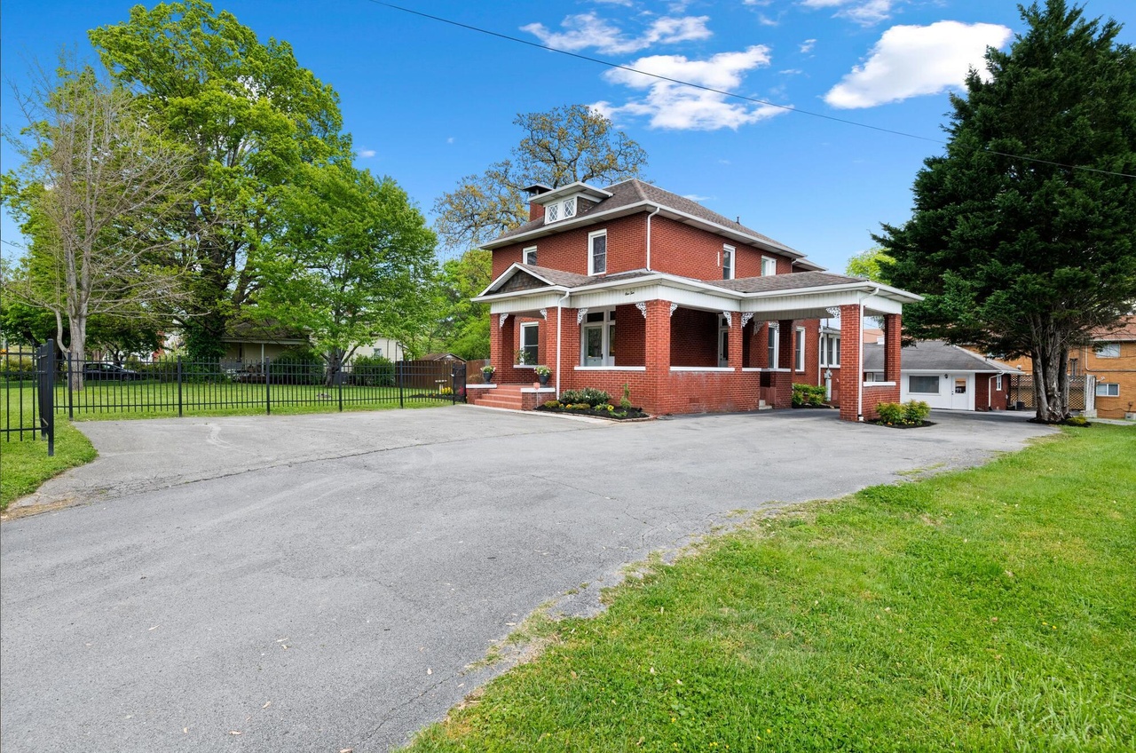 homes for sale with mother in law suite knoxville tn