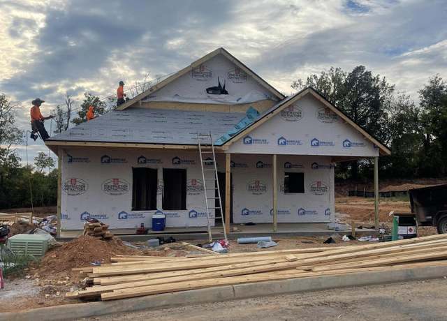 Property at 924 Stratford Ave, Sweetwater, TN 37874, 3 beds, 2 baths
