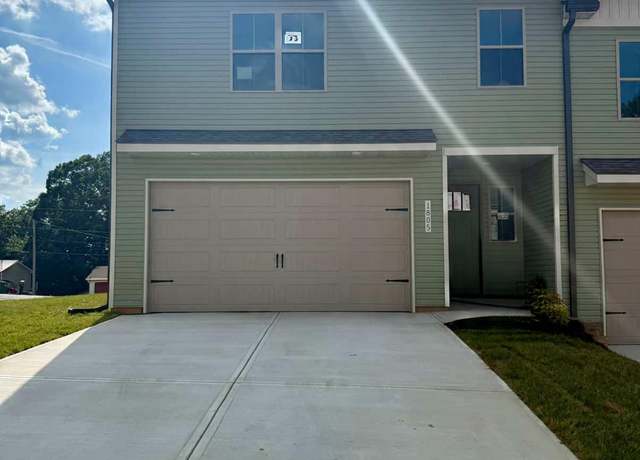 Property at 1805 Bennett Village Dr, Maryville, TN 37804, 3 beds, 2.5 baths
