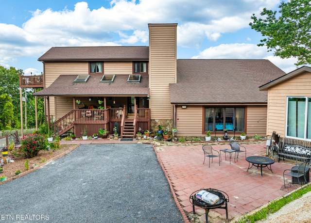 Property at 1121 Hollyberry Ct, Sevierville, TN 37876, 4 beds, 3.5 baths