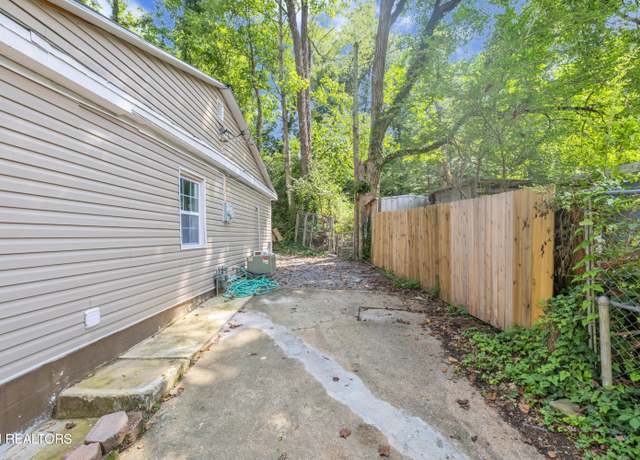 Property at 207 Manhattan Ave, Oak Ridge, TN 37830, 2 beds, 2 baths