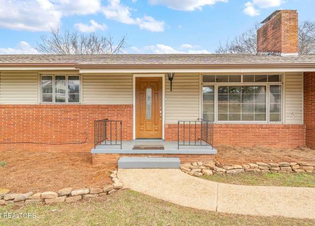 Property at 212 Buckingham Dr, Knoxville, TN 37909, 4 beds, 3 baths