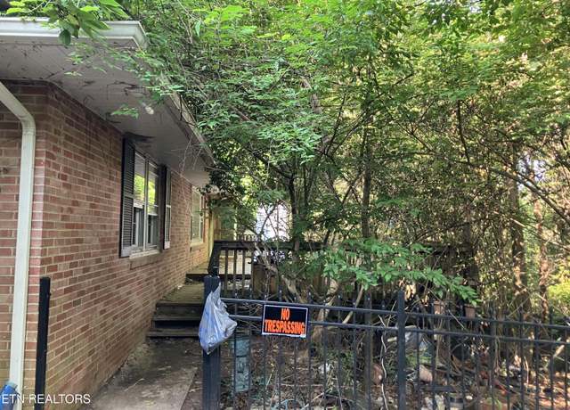 Property at 1216 Pilleaux Dr, Knoxville, TN 37912, 3 beds, 2.5 baths