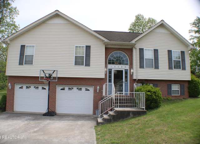 Property at 825 S 28th St, Middlesboro, KY 40965, 4 beds, 2.5 baths