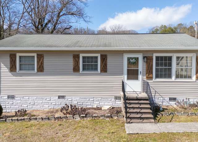 Property at 215 Hillcrest St, Clinton, TN 37716, 3 beds, 1 bath