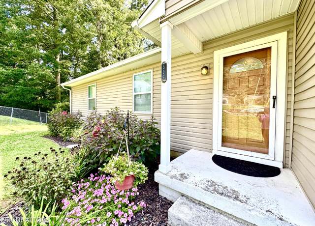 Property at 322 East Dr, Oak Ridge, TN 37830, 3 beds, 1.5 baths