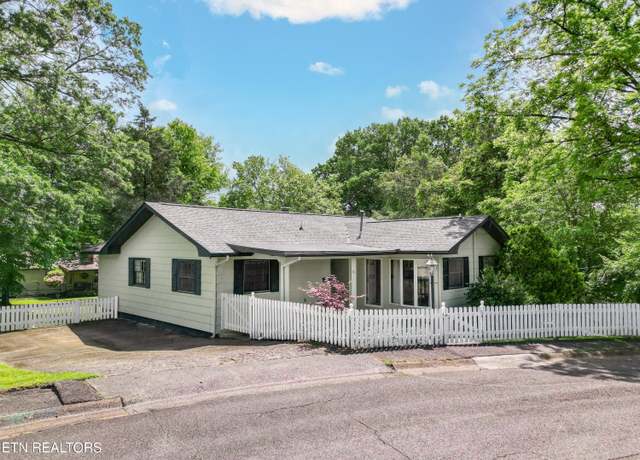 Property at 111 Tomlinson Rd, Oak Ridge, TN 37830, 3 beds, 2 baths