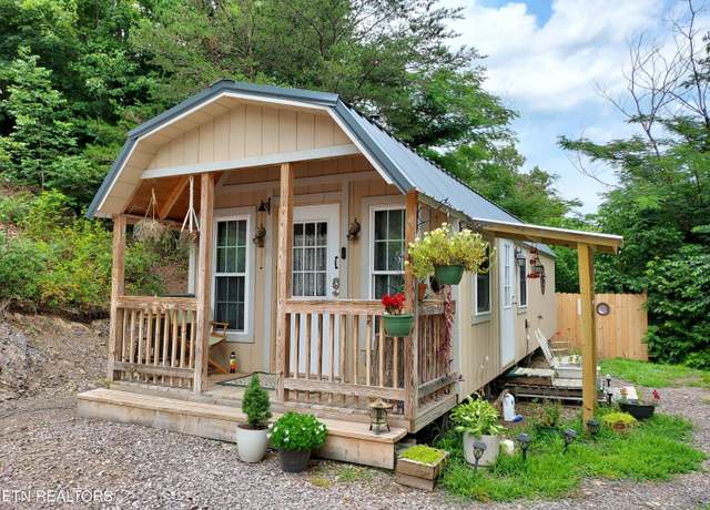 Property at 152 E Greenway St, Sneedville, TN 37869, 1 bed, 1 bath