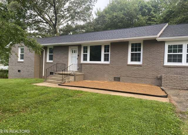 Property at 421 Oakcrest Rd, Knoxville, TN 37912, 3 beds, 3 baths