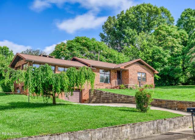 Property at 721 Woodview Dr, Knoxville, TN 37912, 3 beds, 1.5 baths